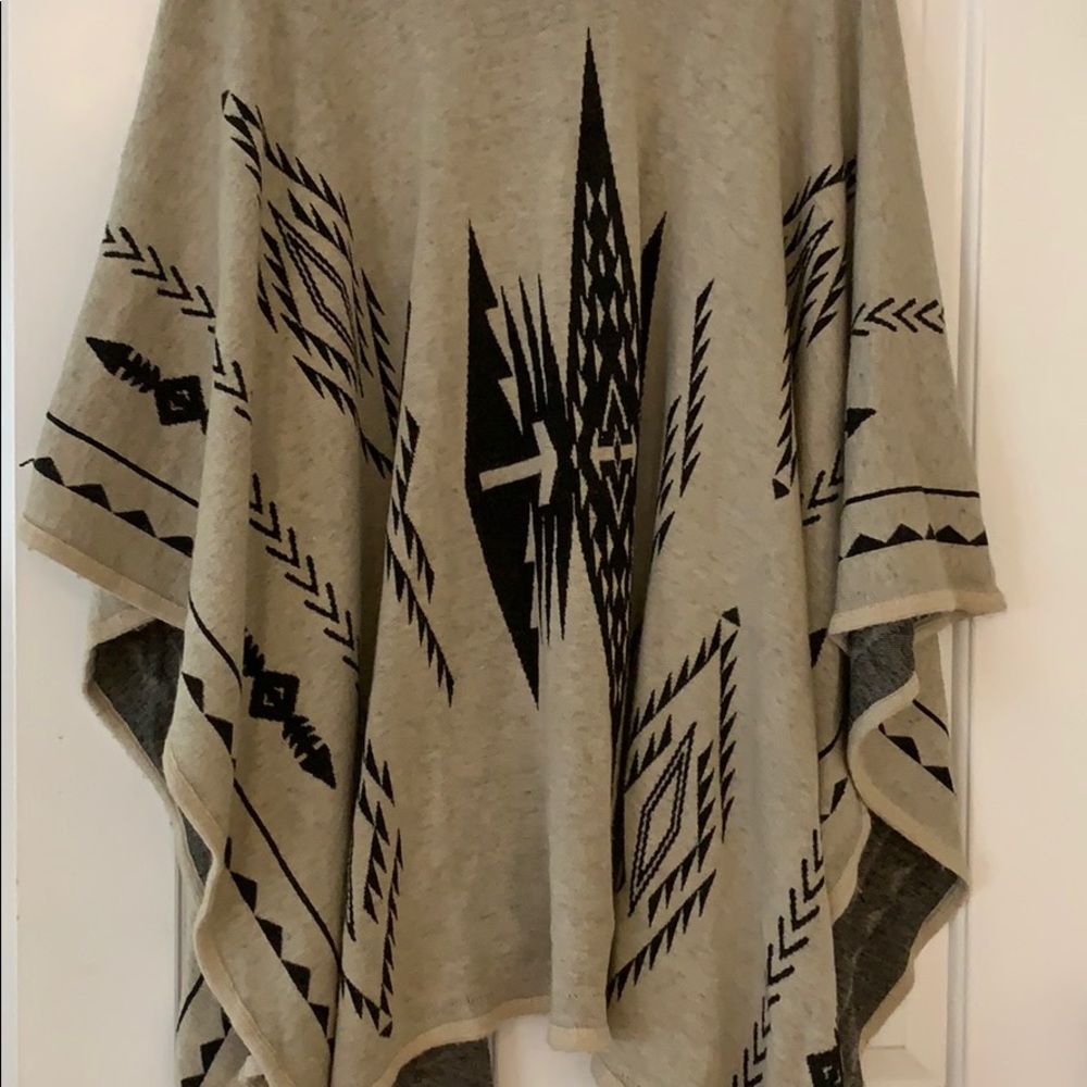 Aztec patterned shawl - Picture 3 of 3